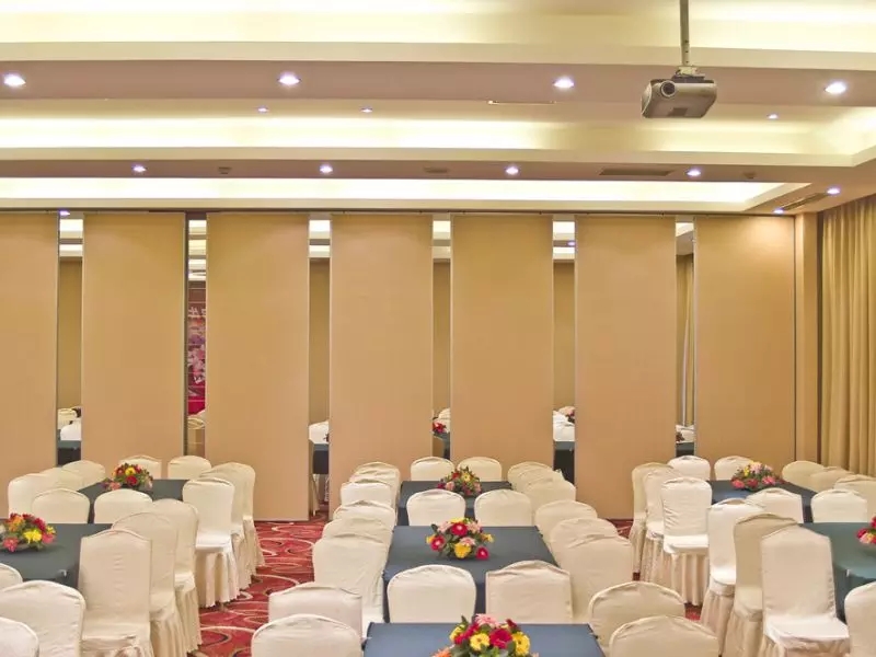 悬挂式移动隔断