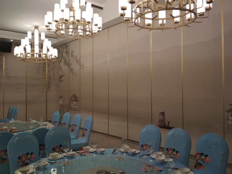酒店折叠式移动隔断屏风具有什么优点?