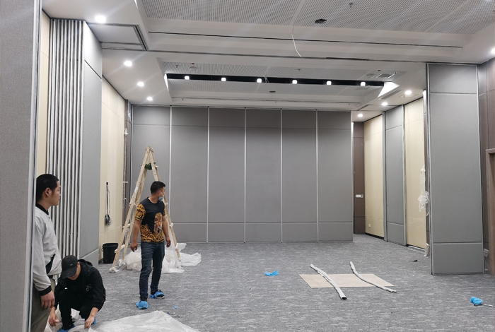 超高型活动隔断安装